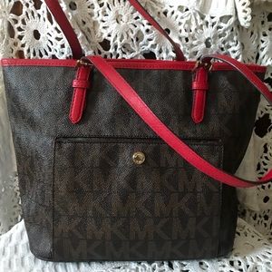 That Classic Carryall: For That On The Go Style!